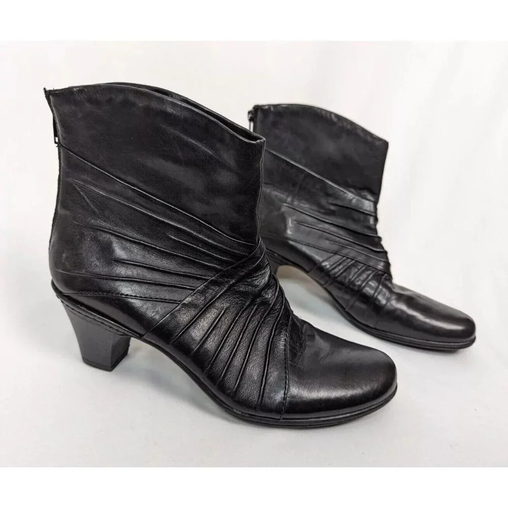 Cobb Hill sz. 9.5 Shannon Black Leather Pleated Back Zip Ankle Boot Booties